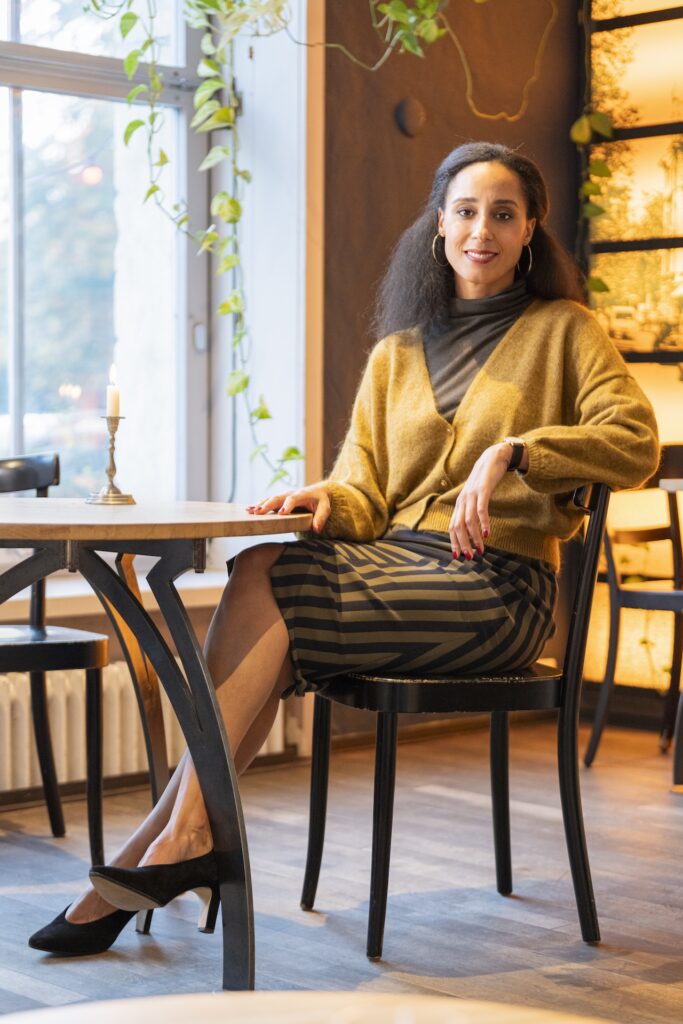 Marianne Schild im Café, Bild: Clara&Co, Christine Strub, ©christinestrub.ch